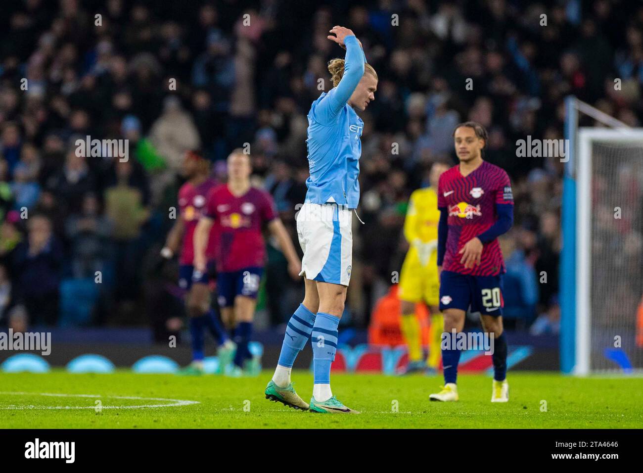 Erling Haaland #9 di Manchester City celebra il suo gol durante la partita di UEFA Champions League, gruppo G tra Manchester City e RB Leipzig all'Etihad Stadium di Manchester martedì 28 novembre 2023. (Foto: Mike Morese | mi News) crediti: MI News & Sport /Alamy Live News Foto Stock