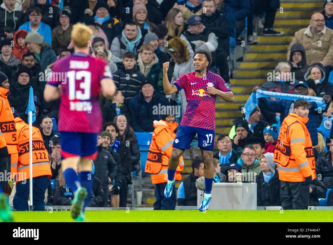 Goal 0-2 Lois Openda #17 del RB Leipzig celebra il suo gol durante la partita di UEFA Champions League, gruppo G tra Manchester City e RB Leipzig all'Etihad Stadium di Manchester martedì 28 novembre 2023. (Foto: Mike Morese | mi News) crediti: MI News & Sport /Alamy Live News Foto Stock