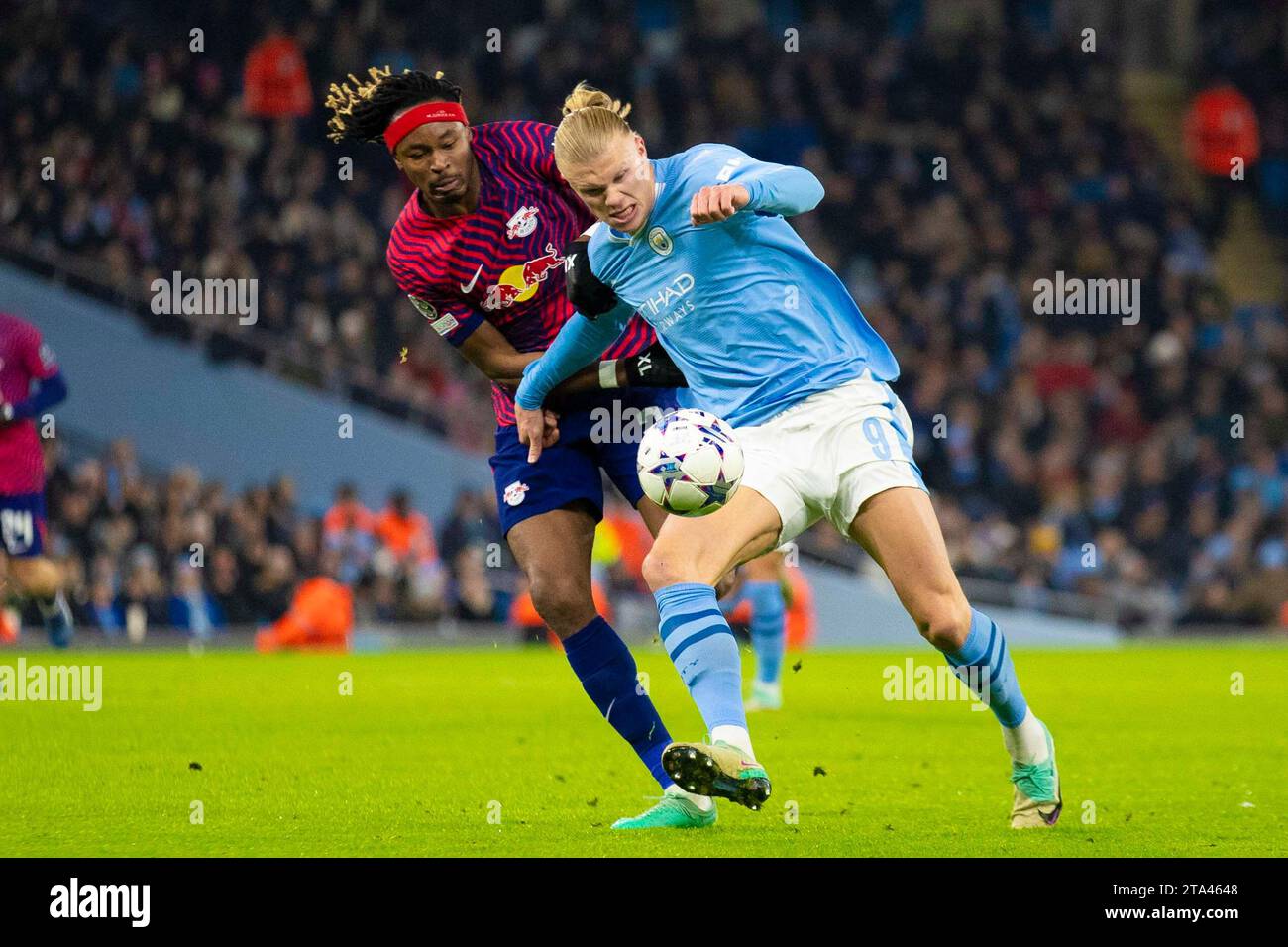 Erling Haaland #9 di Manchester City in azione durante la partita di UEFA Champions League, gruppo G tra Manchester City e RB Leipzig all'Etihad Stadium di Manchester martedì 28 novembre 2023. (Foto: Mike Morese | mi News) crediti: MI News & Sport /Alamy Live News Foto Stock