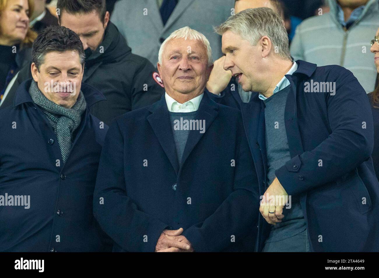 Mike Summerbee durante la partita di UEFA Champions League, gruppo G tra Manchester City e RB Leipzig all'Etihad Stadium di Manchester martedì 28 novembre 2023. (Foto: Mike Morese | mi News) crediti: MI News & Sport /Alamy Live News Foto Stock