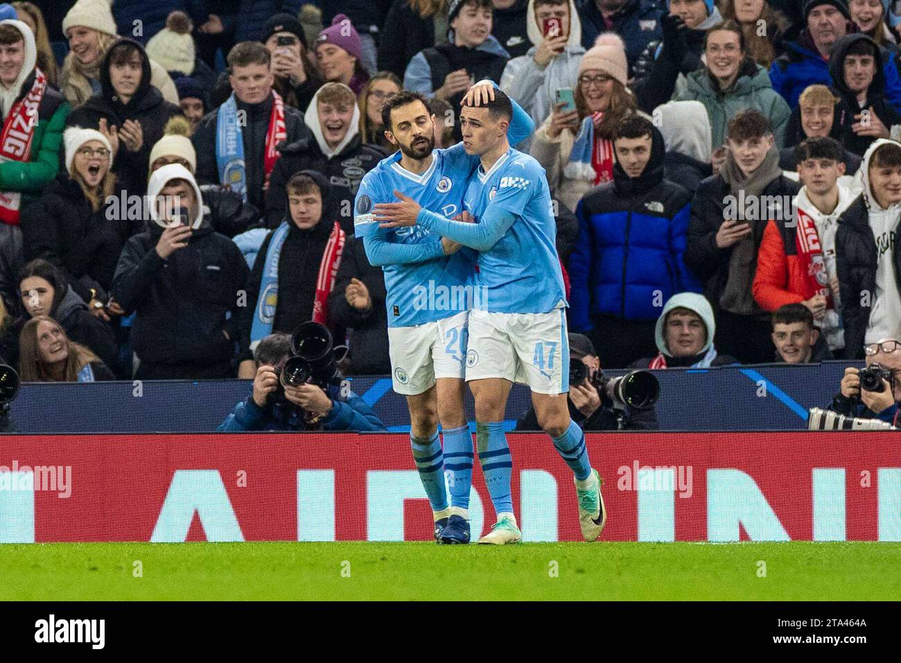 Phil Foden #47 di Manchester City celebra il suo gol durante la partita di UEFA Champions League, gruppo G tra Manchester City e RB Leipzig all'Etihad Stadium di Manchester martedì 28 novembre 2023. (Foto: Mike Morese | mi News) crediti: MI News & Sport /Alamy Live News Foto Stock