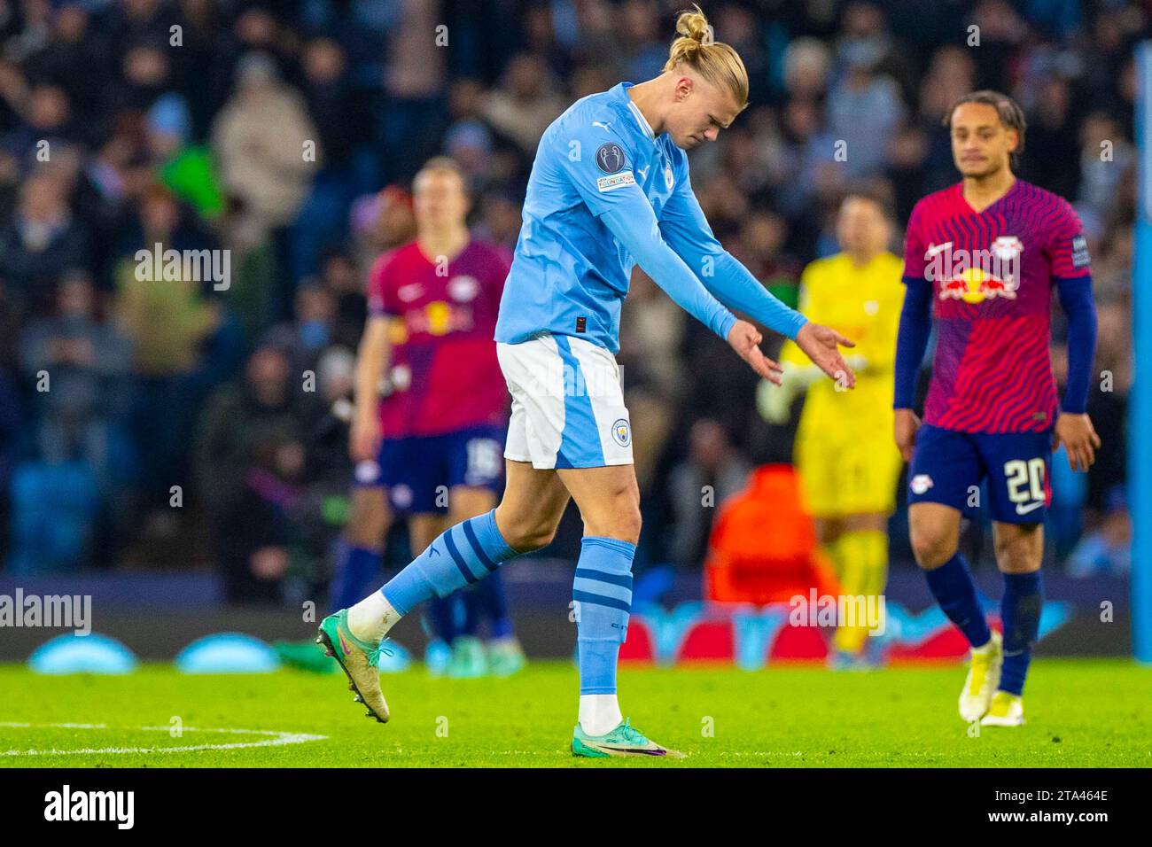 Erling Haaland #9 di Manchester City celebra il suo gol durante la partita di UEFA Champions League, gruppo G tra Manchester City e RB Leipzig all'Etihad Stadium di Manchester martedì 28 novembre 2023. (Foto: Mike Morese | mi News) crediti: MI News & Sport /Alamy Live News Foto Stock