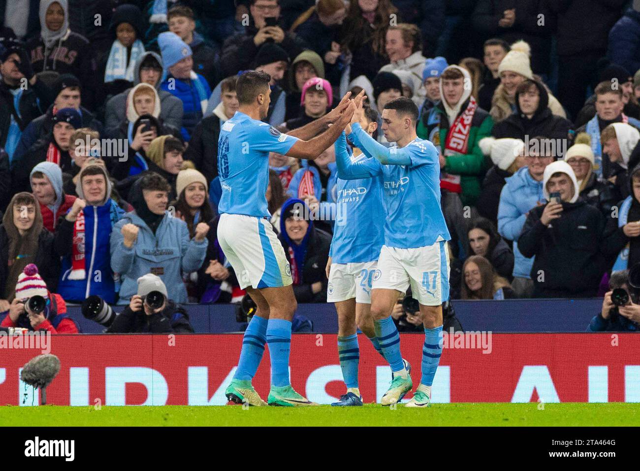 Phil Foden #47 di Manchester City celebra il suo gol durante la partita di UEFA Champions League, gruppo G tra Manchester City e RB Leipzig all'Etihad Stadium di Manchester martedì 28 novembre 2023. (Foto: Mike Morese | mi News) crediti: MI News & Sport /Alamy Live News Foto Stock