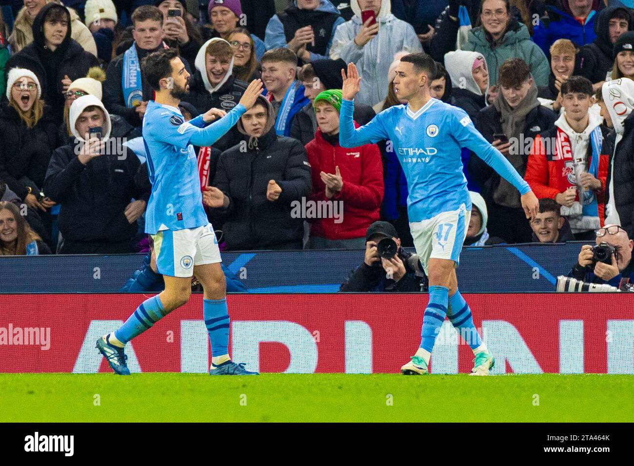 Phil Foden #47 di Manchester City celebra il suo gol durante la partita di UEFA Champions League, gruppo G tra Manchester City e RB Leipzig all'Etihad Stadium di Manchester martedì 28 novembre 2023. (Foto: Mike Morese | mi News) crediti: MI News & Sport /Alamy Live News Foto Stock