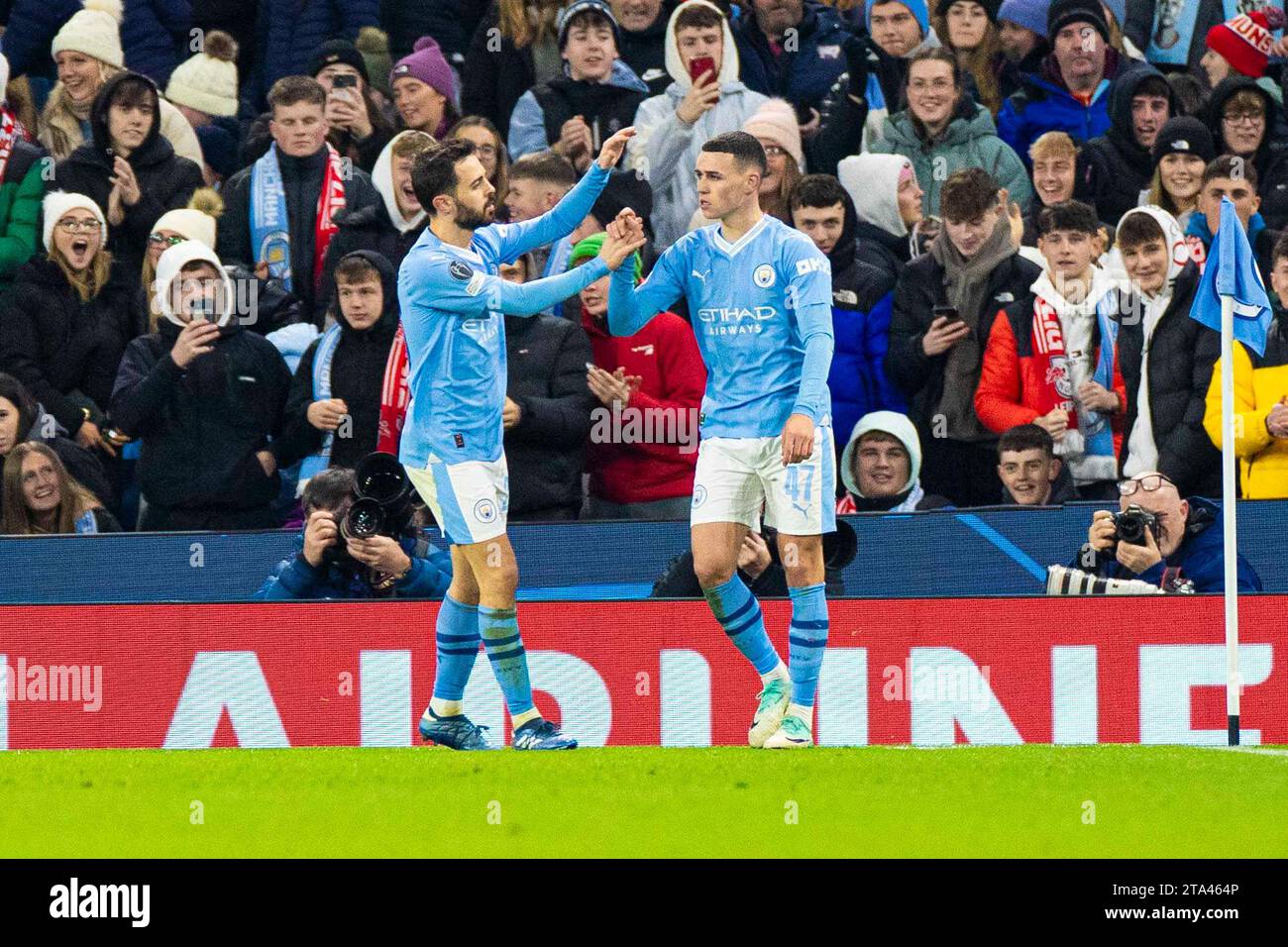 Phil Foden #47 di Manchester City celebra il suo gol durante la partita di UEFA Champions League, gruppo G tra Manchester City e RB Leipzig all'Etihad Stadium di Manchester martedì 28 novembre 2023. (Foto: Mike Morese | mi News) crediti: MI News & Sport /Alamy Live News Foto Stock