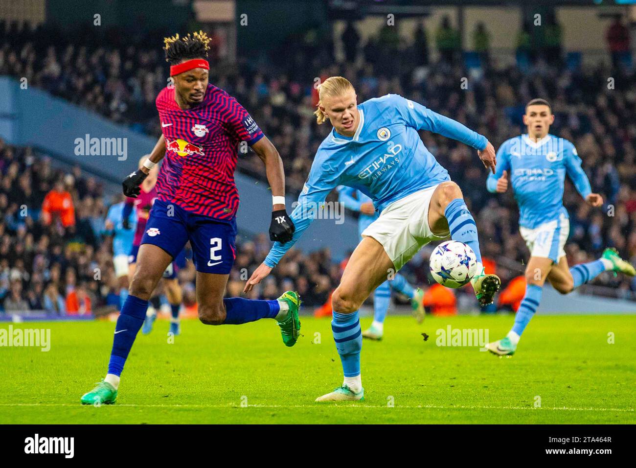 Erling Haaland #9 di Manchester City in azione durante la partita di UEFA Champions League, gruppo G tra Manchester City e RB Leipzig all'Etihad Stadium di Manchester martedì 28 novembre 2023. (Foto: Mike Morese | mi News) crediti: MI News & Sport /Alamy Live News Foto Stock