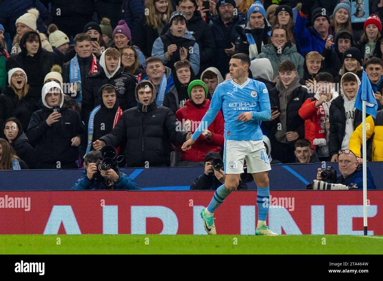 Phil Foden #47 di Manchester City celebra il suo gol durante la partita di UEFA Champions League, gruppo G tra Manchester City e RB Leipzig all'Etihad Stadium di Manchester martedì 28 novembre 2023. (Foto: Mike Morese | mi News) crediti: MI News & Sport /Alamy Live News Foto Stock