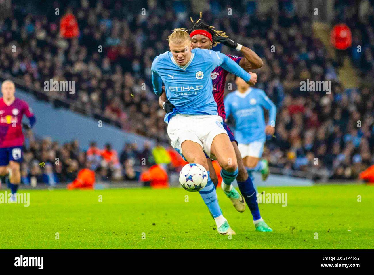 Erling Haaland #9 di Manchester City in azione durante la partita di UEFA Champions League, gruppo G tra Manchester City e RB Leipzig all'Etihad Stadium di Manchester martedì 28 novembre 2023. (Foto: Mike Morese | mi News) crediti: MI News & Sport /Alamy Live News Foto Stock