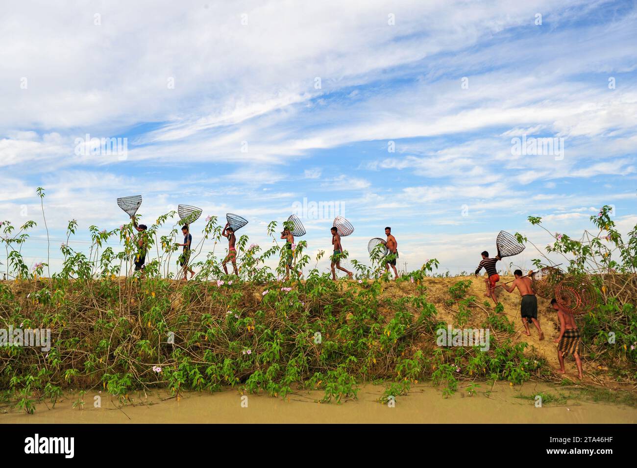 Sylhet, Bangladesh. 28 novembre 2023. Le popolazioni rurali armate di trappole per pesci di bambù e reti prendono parte a festeggiare in un festival di pesca invernale di 200 anni presso la jofra beel of gasbari union di Kanaighat upazila di Sylhet, Bangladesh. Il 28 novembre 2023 Sylhet, Bangladesh (foto di Rafayat Haque Khan/ Eyepix Group/Sipa USA) credito: SIPA USA/Alamy Live News Foto Stock