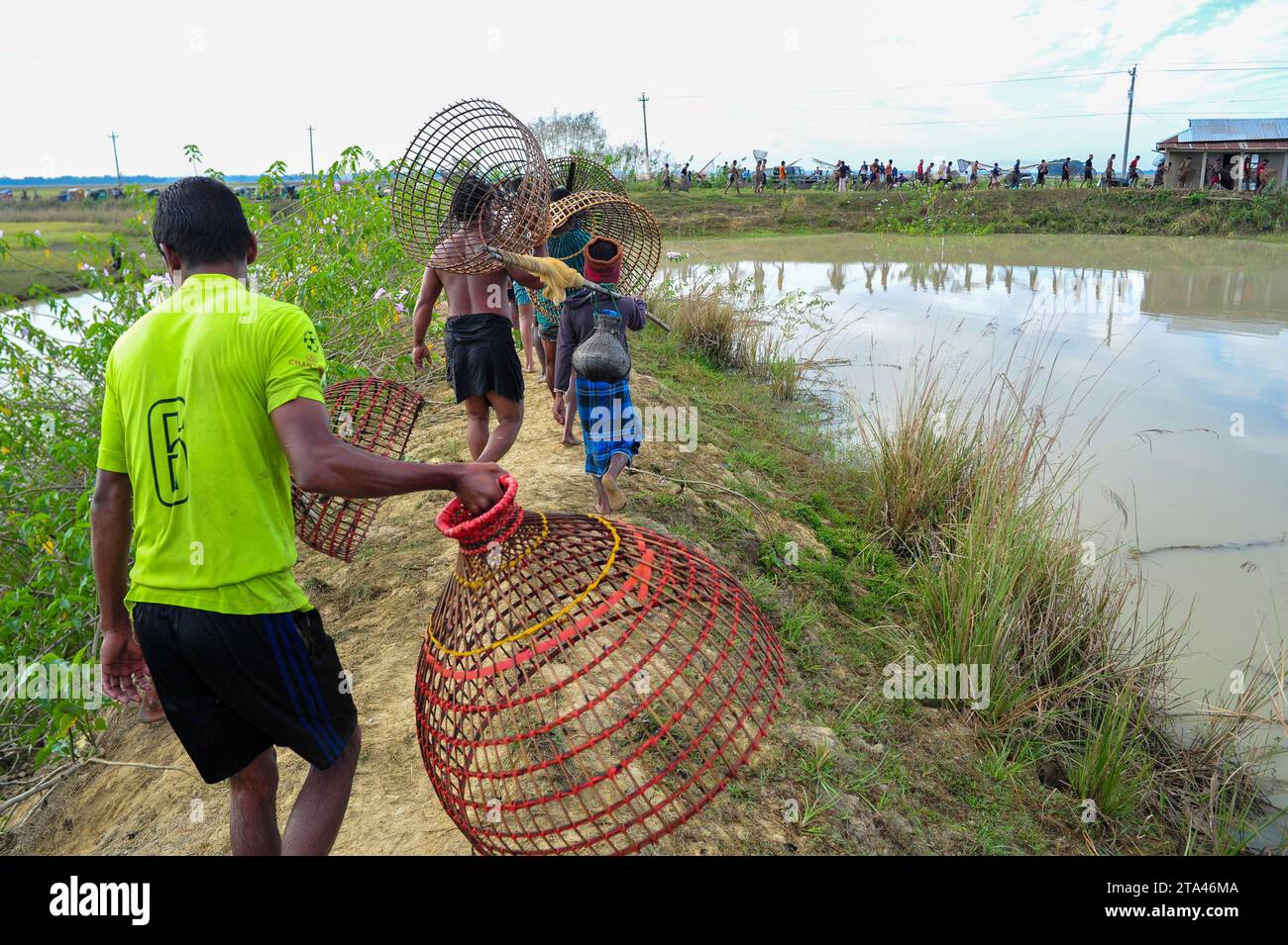 Sylhet, Bangladesh. 28 novembre 2023. Le popolazioni rurali armate di trappole per pesci di bambù e reti prendono parte a festeggiare in un festival di pesca invernale di 200 anni presso la jofra beel of gasbari union di Kanaighat upazila di Sylhet, Bangladesh. Il 28 novembre 2023 Sylhet, Bangladesh (foto di Rafayat Haque Khan/ Eyepix Group/Sipa USA) credito: SIPA USA/Alamy Live News Foto Stock