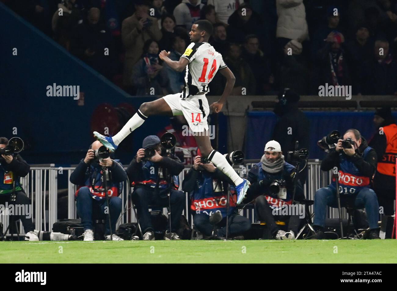 Parigi, Francia. 28 novembre 2023. © Julien Mattia/le Pictorium/MAXPPP - Parigi 28/11/2023 Alexander Isak lors du match retour du groupe F de la Ligue des Champions, entre le PSG et Newcastle United, au Parc de Princes, le 28 novembre 2023. Credito: MAXPPP/Alamy Live News Foto Stock