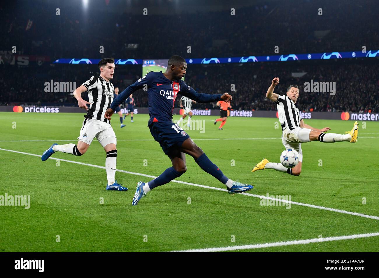 Parigi, Francia. 28 novembre 2023. © Julien Mattia/le Pictorium/MAXPPP - Parigi 28/11/2023 Ousmane Dembele lors du match retour du groupe F de la Ligue des Champions, entre le PSG et Newcastle United, au Parc de Princes, le 28 novembre 2023. Credito: MAXPPP/Alamy Live News Foto Stock