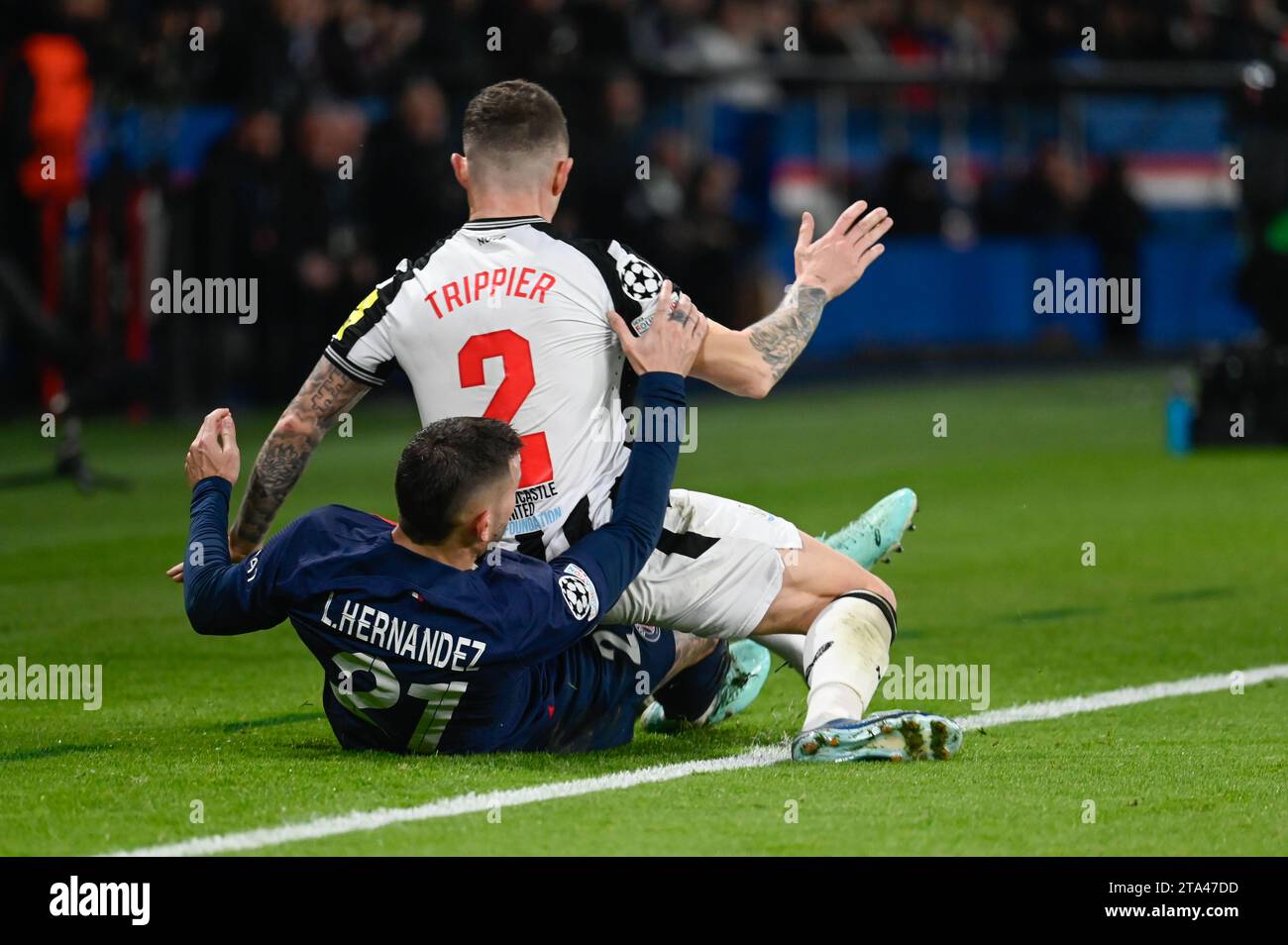 Parigi, Francia. 28 novembre 2023. © Julien Mattia/le Pictorium/MAXPPP - Parigi 28/11/2023 Lucas Hernandez et Kieran Trippier lors du match retour du groupe F de la Ligue des Champions, entre le PSG et Newcastle United, au Parc de Princes, le 28 novembre 2023. Credito: MAXPPP/Alamy Live News Foto Stock