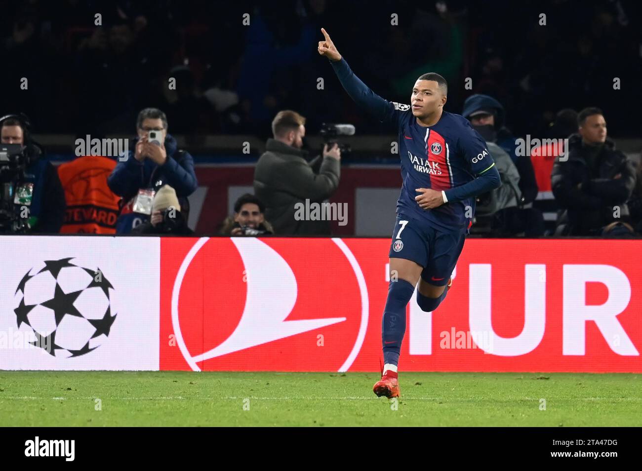 Parigi, Francia. 28 novembre 2023. © Julien Mattia/le Pictorium/MAXPPP - Paris 28/11/2023 egalisation de Kylian Mbappe lors du match retour du groupe F de la Ligue des Champions, entre le PSG et Newcastle United, au Parc de Princes, le 28 novembre 2023. Credito: MAXPPP/Alamy Live News Foto Stock