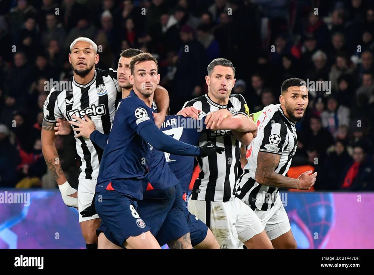 Parigi, Francia. 28 novembre 2023. © Julien Mattia/le Pictorium/MAXPPP - Parigi 28/11/2023 Fabian Ruiz et Joelinton lors du match retour du groupe F de la Ligue des Champions, entre le PSG et Newcastle United, au Parc de Princes, le 28 novembre 2023. Credito: MAXPPP/Alamy Live News Foto Stock