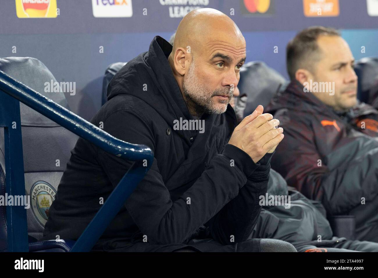 Il manager del Manchester City Pep Guardiola durante la partita di UEFA Champions League, gruppo G tra Manchester City e RB Leipzig all'Etihad Stadium di Manchester martedì 28 novembre 2023. (Foto: Mike Morese | mi News) crediti: MI News & Sport /Alamy Live News Foto Stock