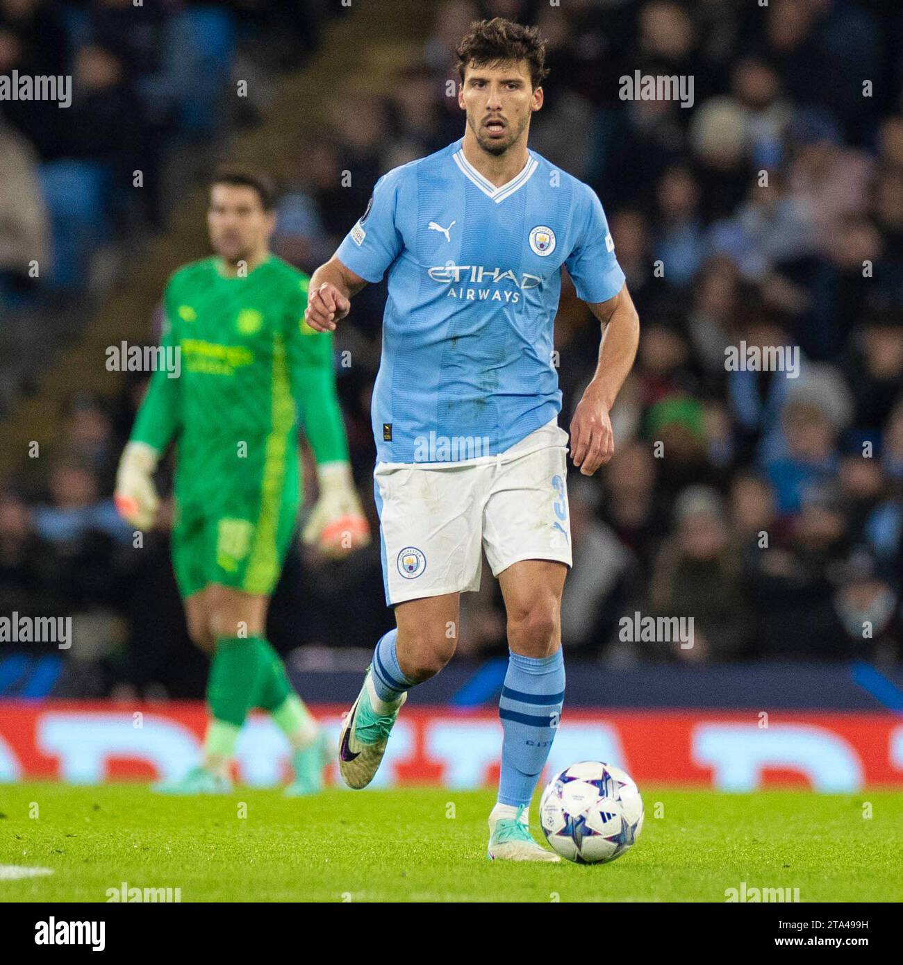 Rúben Dias #3 di Manchester City durante la UEFA Champions League, gruppo G partita tra Manchester City e RB Leipzig all'Etihad Stadium di Manchester martedì 28 novembre 2023. (Foto: Mike Morese | mi News) crediti: MI News & Sport /Alamy Live News Foto Stock
