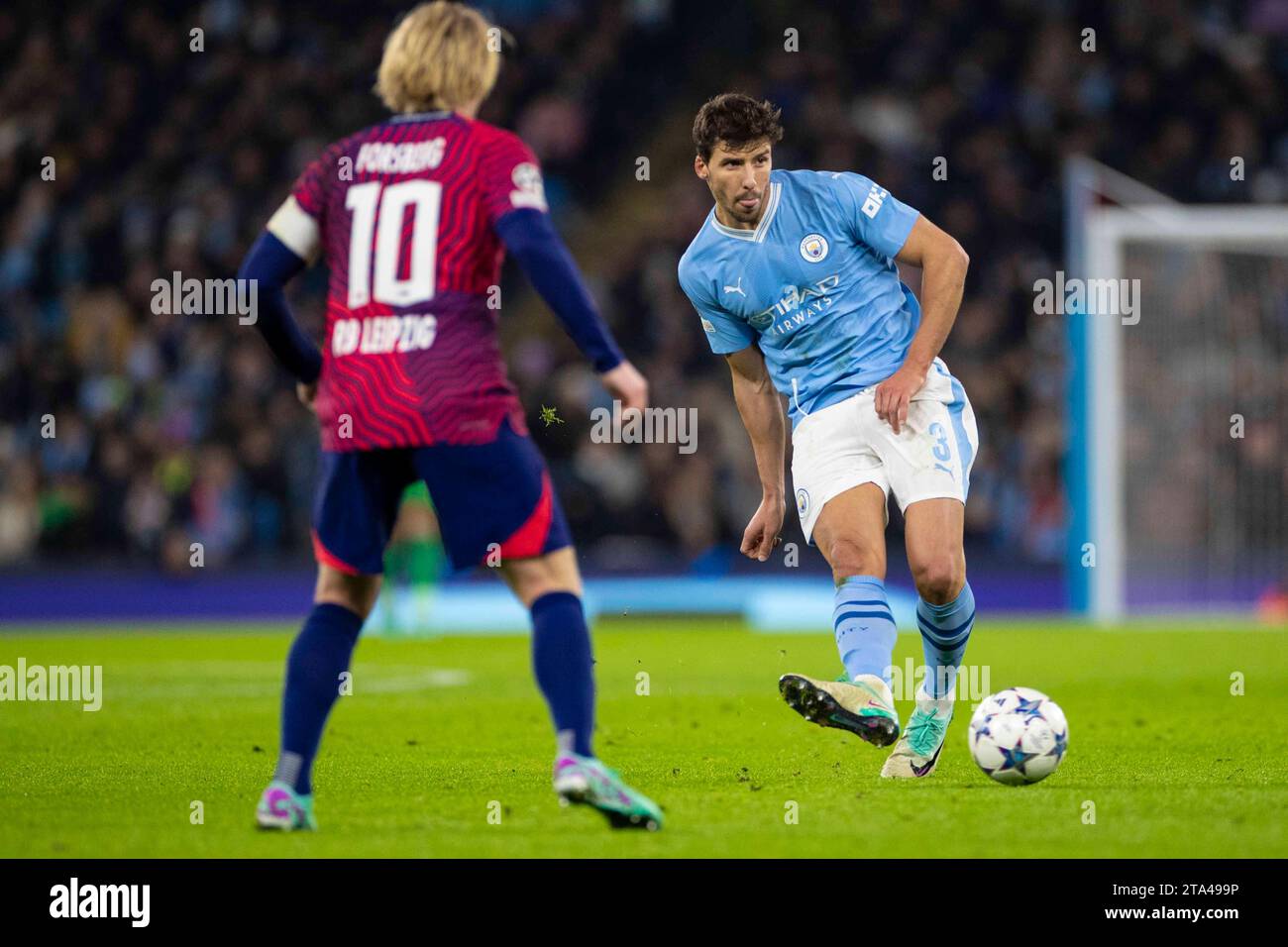Rúben Dias #3 di Manchester City in azione durante la UEFA Champions League, girone G partita tra Manchester City e RB Leipzig all'Etihad Stadium di Manchester martedì 28 novembre 2023. (Foto: Mike Morese | mi News) crediti: MI News & Sport /Alamy Live News Foto Stock