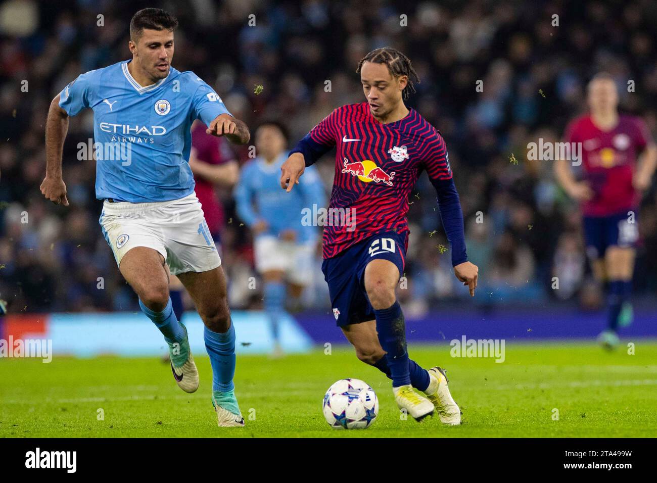 Xavi Simons #20 del RB Leipzig ha affrontato da Rodri #16 del Manchester City durante la UEFA Champions League, gruppo G partita tra Manchester City e RB Leipzig all'Etihad Stadium di Manchester martedì 28 novembre 2023. (Foto: Mike Morese | mi News) crediti: MI News & Sport /Alamy Live News Foto Stock
