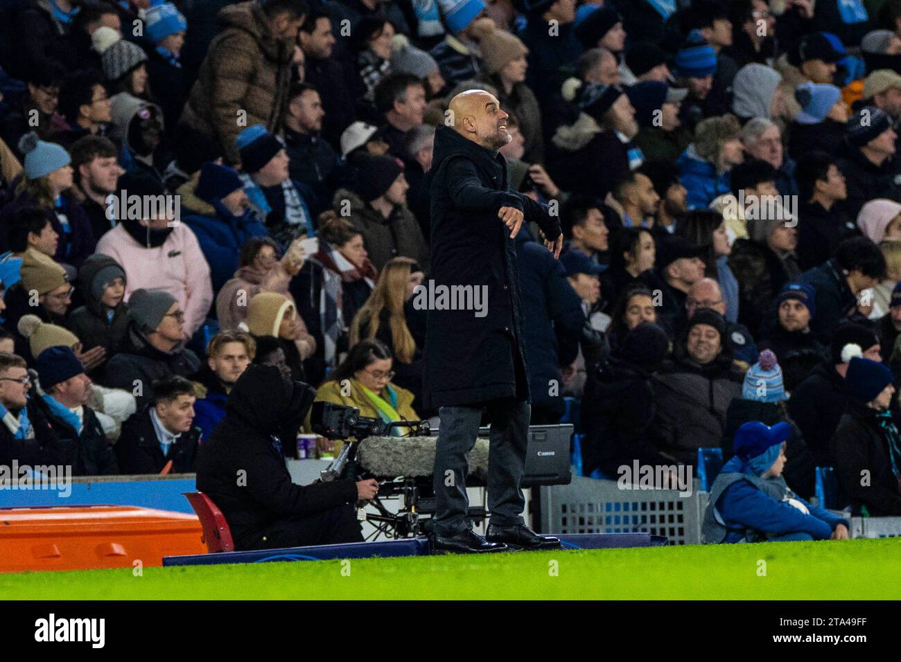 Il manager del Manchester City Pep Guardiola gesticolerà durante la partita di UEFA Champions League, gruppo G tra Manchester City e RB Leipzig all'Etihad Stadium di Manchester martedì 28 novembre 2023. (Foto: Mike Morese | mi News) crediti: MI News & Sport /Alamy Live News Foto Stock