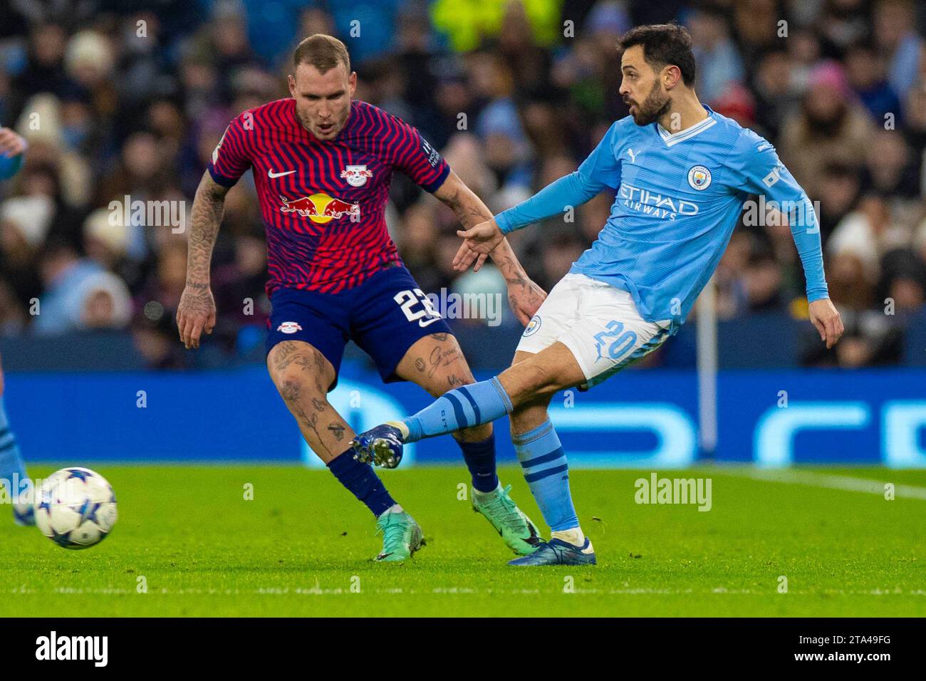 Bernardo Silva #20 di Manchester City in possesso del pallone durante la partita di UEFA Champions League, gruppo G tra Manchester City e RB Leipzig all'Etihad Stadium di Manchester martedì 28 novembre 2023. (Foto: Mike Morese | mi News) crediti: MI News & Sport /Alamy Live News Foto Stock