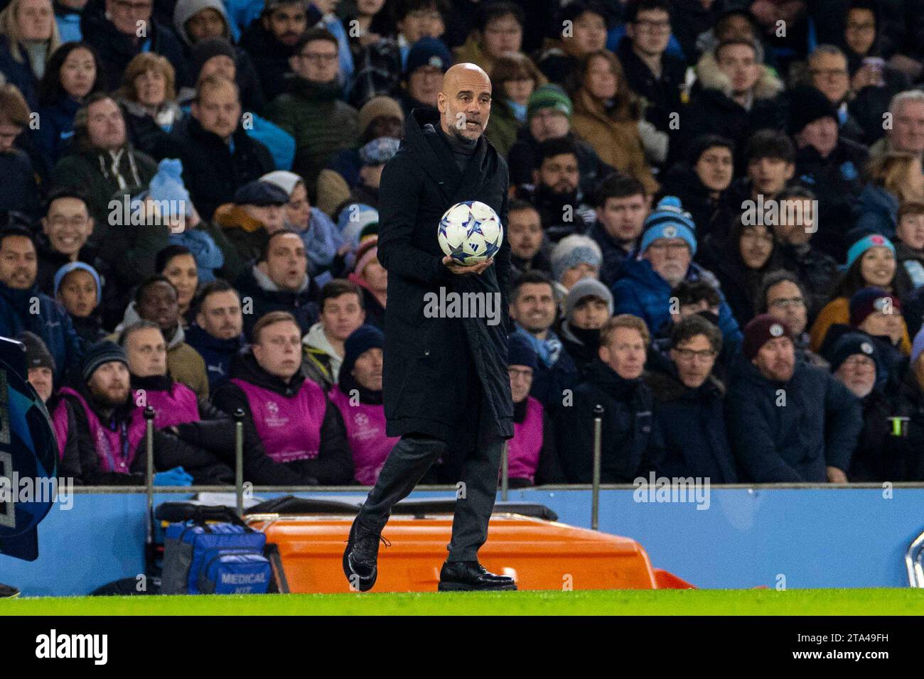 Il manager del Manchester City Pep Guardiola durante la partita di UEFA Champions League, gruppo G tra Manchester City e RB Leipzig all'Etihad Stadium di Manchester martedì 28 novembre 2023. (Foto: Mike Morese | mi News) crediti: MI News & Sport /Alamy Live News Foto Stock