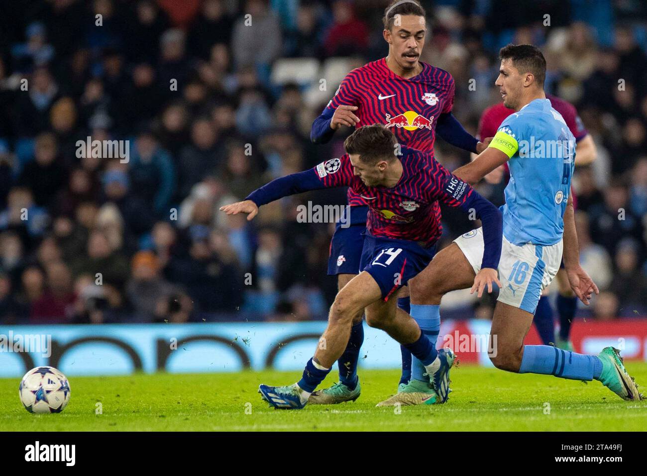Rodri #16 del Manchester City sfida l'avversario durante la partita di UEFA Champions League, gruppo G tra Manchester City e RB Leipzig all'Etihad Stadium di Manchester martedì 28 novembre 2023. (Foto: Mike Morese | mi News) crediti: MI News & Sport /Alamy Live News Foto Stock