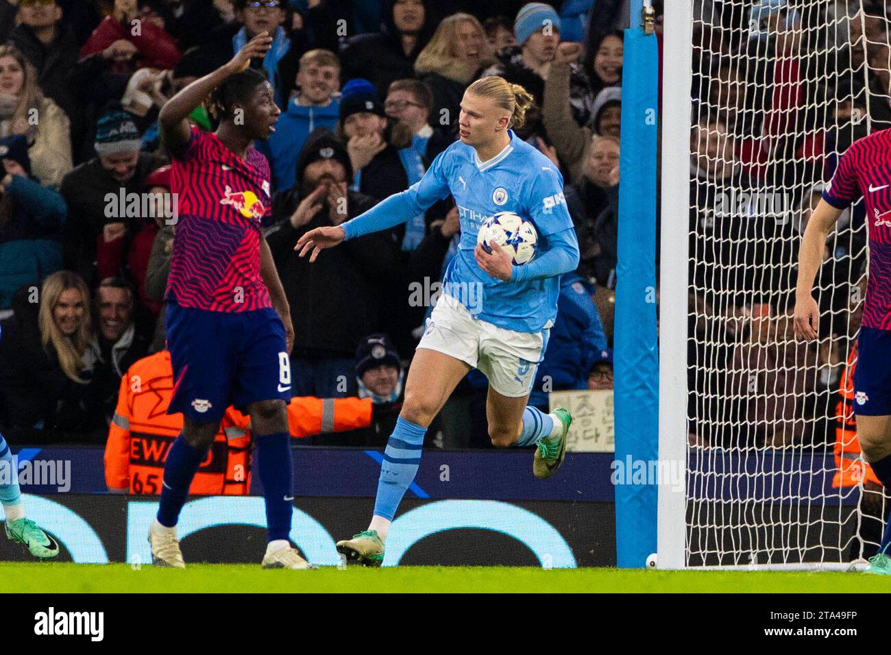 Erling Haaland #9 di Manchester City celebra il suo gol durante la partita di UEFA Champions League, gruppo G tra Manchester City e RB Leipzig all'Etihad Stadium di Manchester martedì 28 novembre 2023. (Foto: Mike Morese | mi News) crediti: MI News & Sport /Alamy Live News Foto Stock