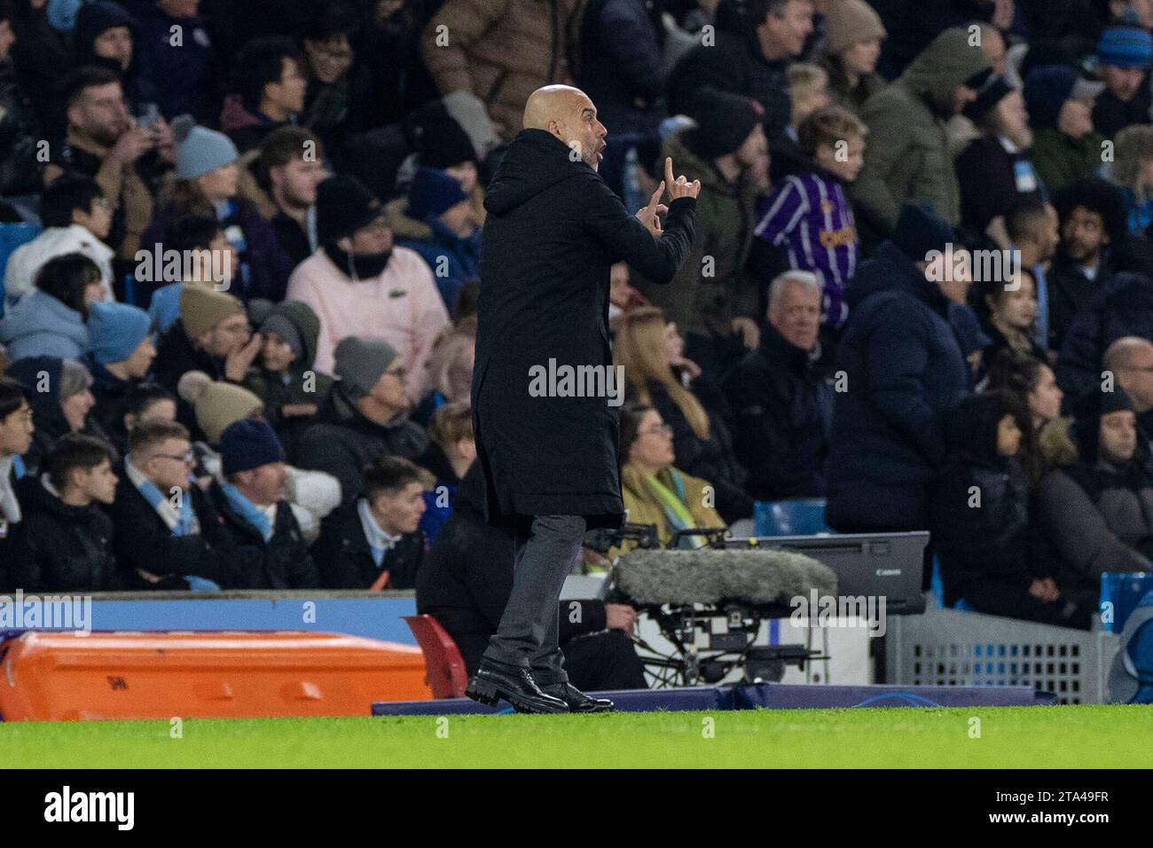 Il manager del Manchester City Pep Guardiola gesticolerà durante la partita di UEFA Champions League, gruppo G tra Manchester City e RB Leipzig all'Etihad Stadium di Manchester martedì 28 novembre 2023. (Foto: Mike Morese | mi News) crediti: MI News & Sport /Alamy Live News Foto Stock