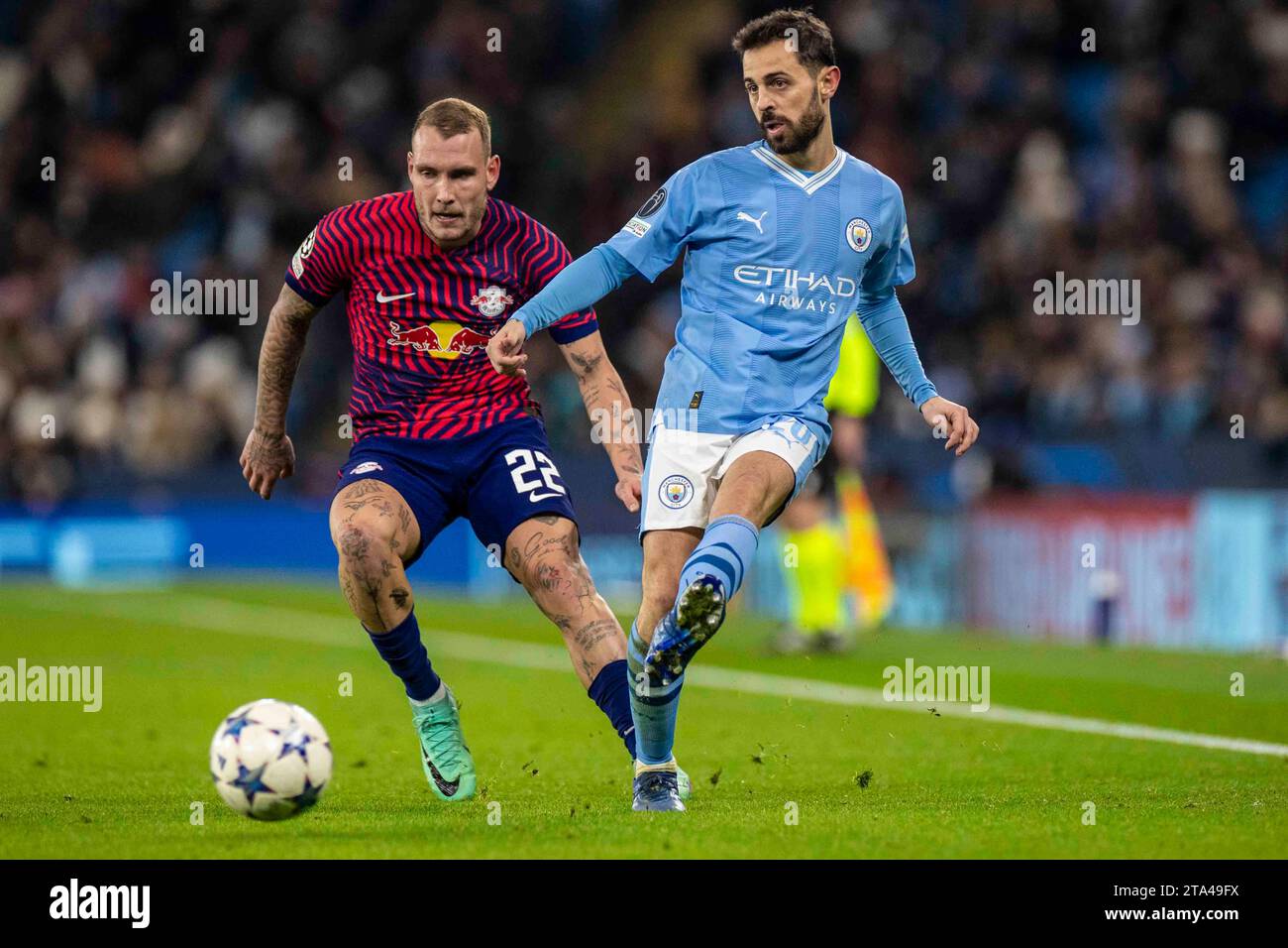Bernardo Silva #20 di Manchester City passa la palla al compagno di squadra durante la partita di UEFA Champions League, gruppo G tra Manchester City e RB Leipzig all'Etihad Stadium di Manchester martedì 28 novembre 2023. (Foto: Mike Morese | mi News) crediti: MI News & Sport /Alamy Live News Foto Stock