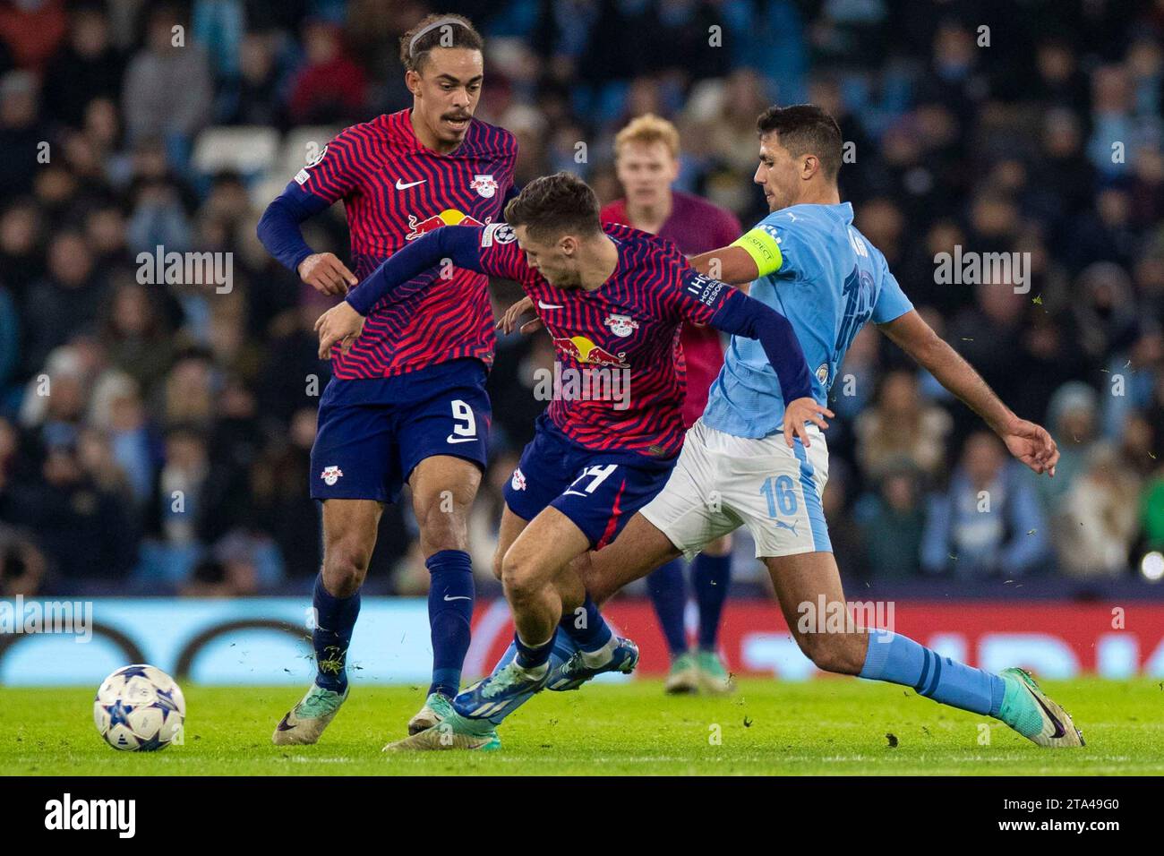 Rodri #16 del Manchester City sfida l'avversario durante la partita di UEFA Champions League, gruppo G tra Manchester City e RB Leipzig all'Etihad Stadium di Manchester martedì 28 novembre 2023. (Foto: Mike Morese | mi News) crediti: MI News & Sport /Alamy Live News Foto Stock