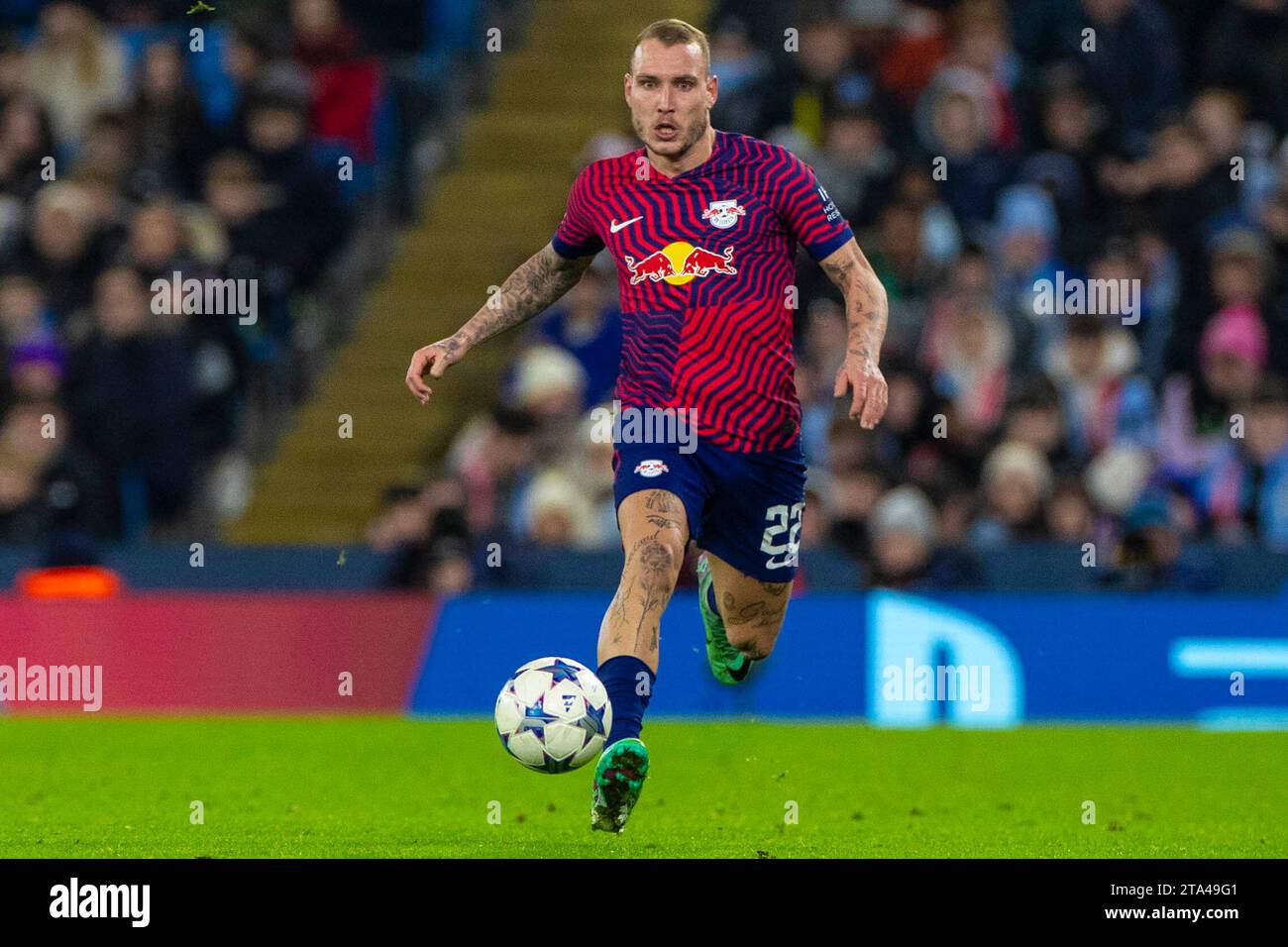 David Raum #22 del RB Leipzig durante la partita di UEFA Champions League, gruppo G tra Manchester City e RB Leipzig all'Etihad Stadium di Manchester martedì 28 novembre 2023. (Foto: Mike Morese | mi News) crediti: MI News & Sport /Alamy Live News Foto Stock