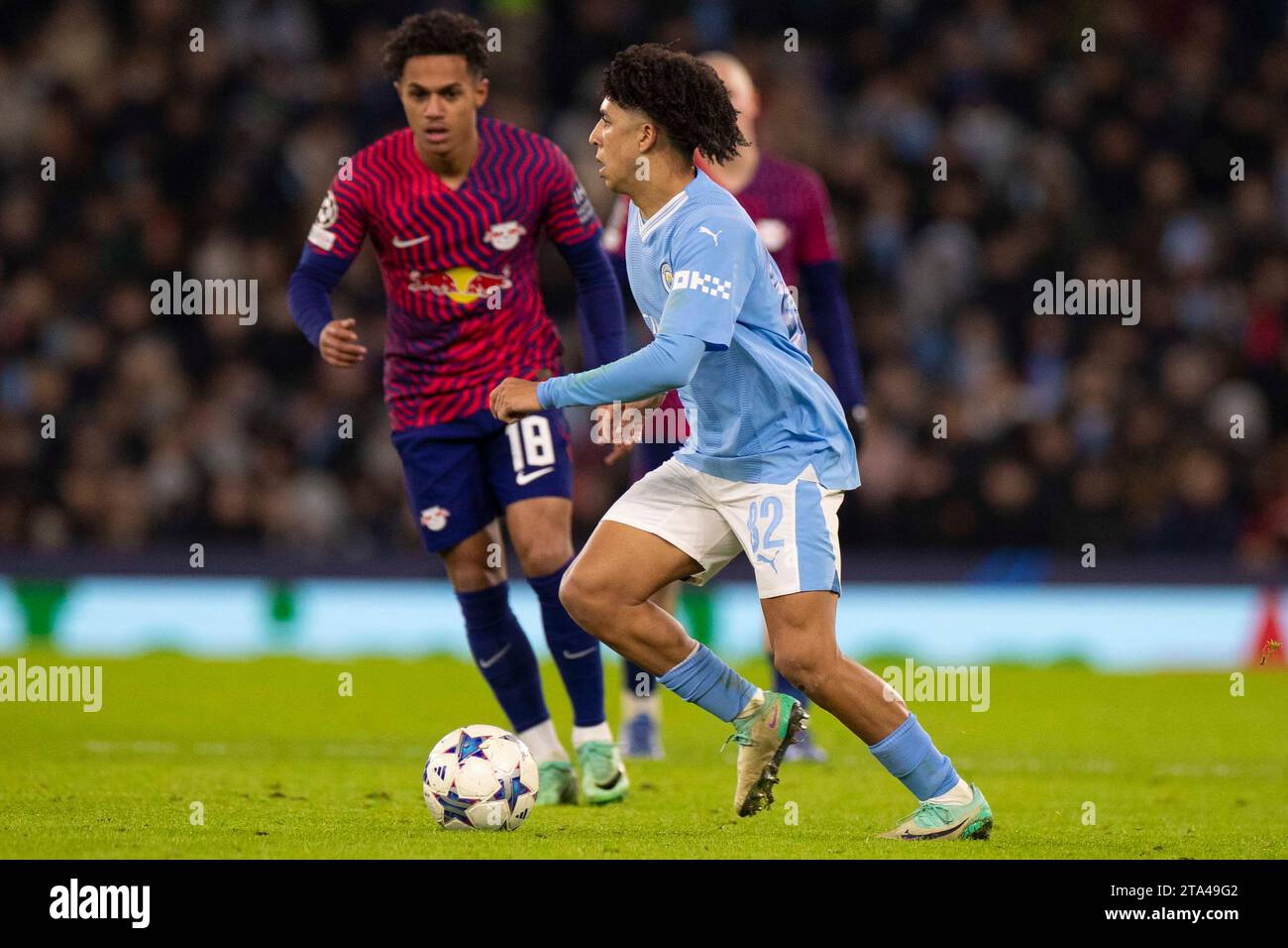Rico Lewis #82 del Manchester City in azione durante la partita di UEFA Champions League, gruppo G tra Manchester City e RB Leipzig all'Etihad Stadium di Manchester martedì 28 novembre 2023. (Foto: Mike Morese | mi News) crediti: MI News & Sport /Alamy Live News Foto Stock