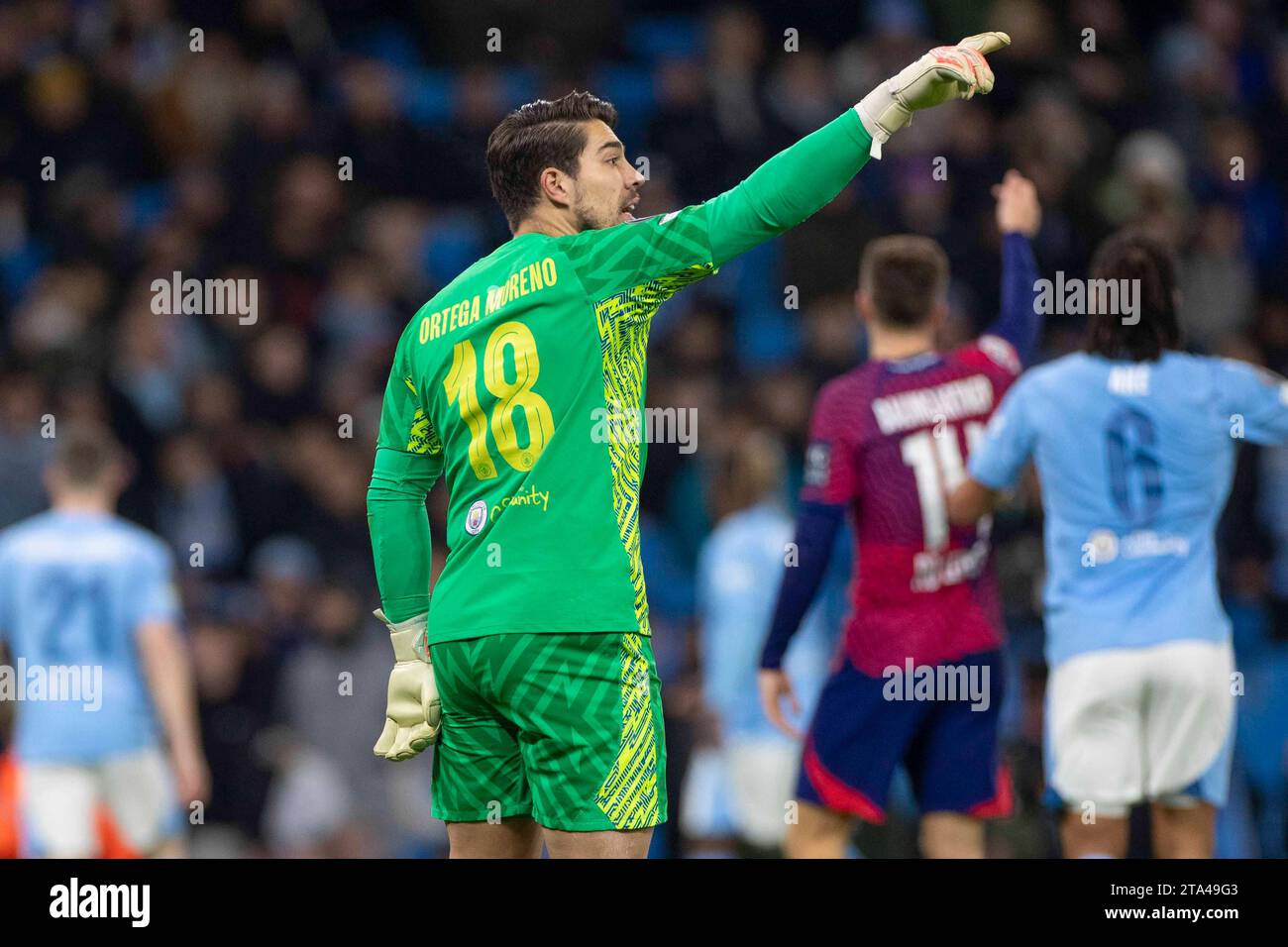 Stefan Ortega #18 (GK) del Manchester City gesticola durante la partita di UEFA Champions League, gruppo G tra Manchester City e RB Leipzig all'Etihad Stadium di Manchester martedì 28 novembre 2023. (Foto: Mike Morese | mi News) crediti: MI News & Sport /Alamy Live News Foto Stock