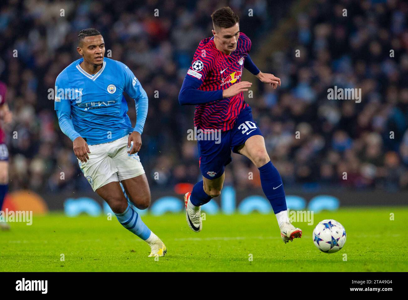Xavi Simons #20 del RB Leipzig in azione durante la partita di UEFA Champions League, gruppo G tra Manchester City e RB Leipzig all'Etihad Stadium di Manchester martedì 28 novembre 2023. (Foto: Mike Morese | mi News) crediti: MI News & Sport /Alamy Live News Foto Stock