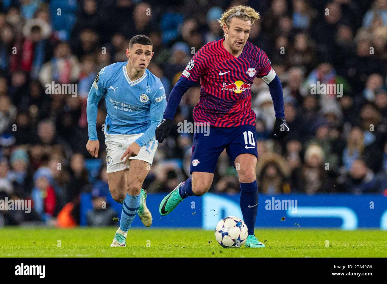 Emil Forsberg #10 del RB Leipzig durante la partita di UEFA Champions League, gruppo G tra Manchester City e RB Leipzig all'Etihad Stadium di Manchester martedì 28 novembre 2023. (Foto: Mike Morese | mi News) crediti: MI News & Sport /Alamy Live News Foto Stock