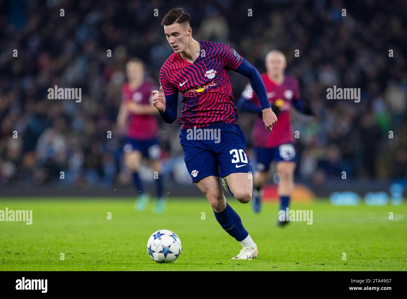 Benjamin Sesko #30 del RB Leipzig durante la partita di UEFA Champions League, gruppo G tra Manchester City e RB Leipzig all'Etihad Stadium di Manchester martedì 28 novembre 2023. (Foto: Mike Morese | mi News) crediti: MI News & Sport /Alamy Live News Foto Stock