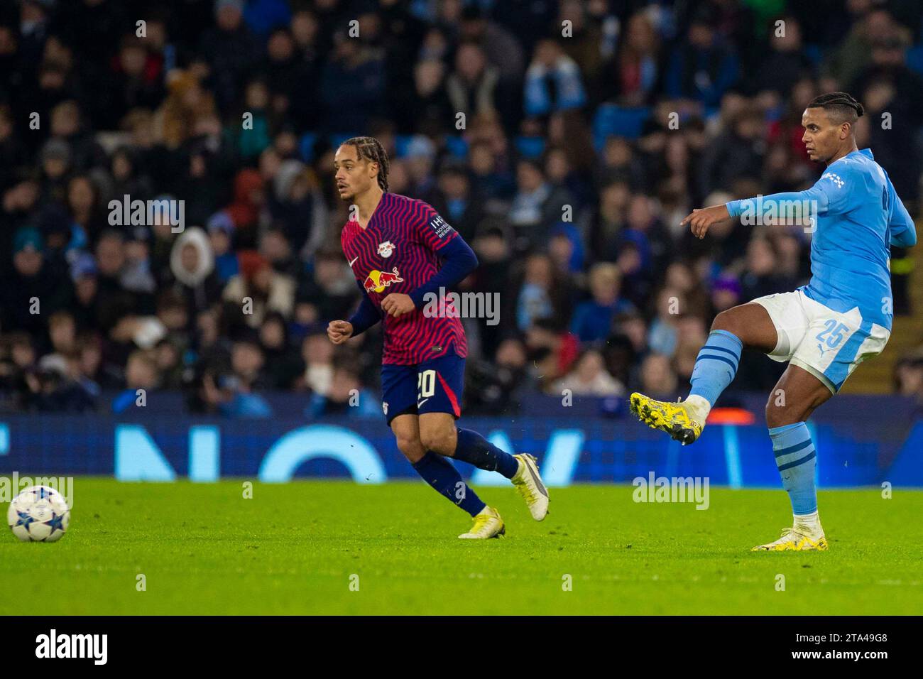 Manuel Akanji #25 di Manchester City in azione durante la partita di UEFA Champions League, gruppo G tra Manchester City e RB Leipzig all'Etihad Stadium di Manchester martedì 28 novembre 2023. (Foto: Mike Morese | mi News) crediti: MI News & Sport /Alamy Live News Foto Stock