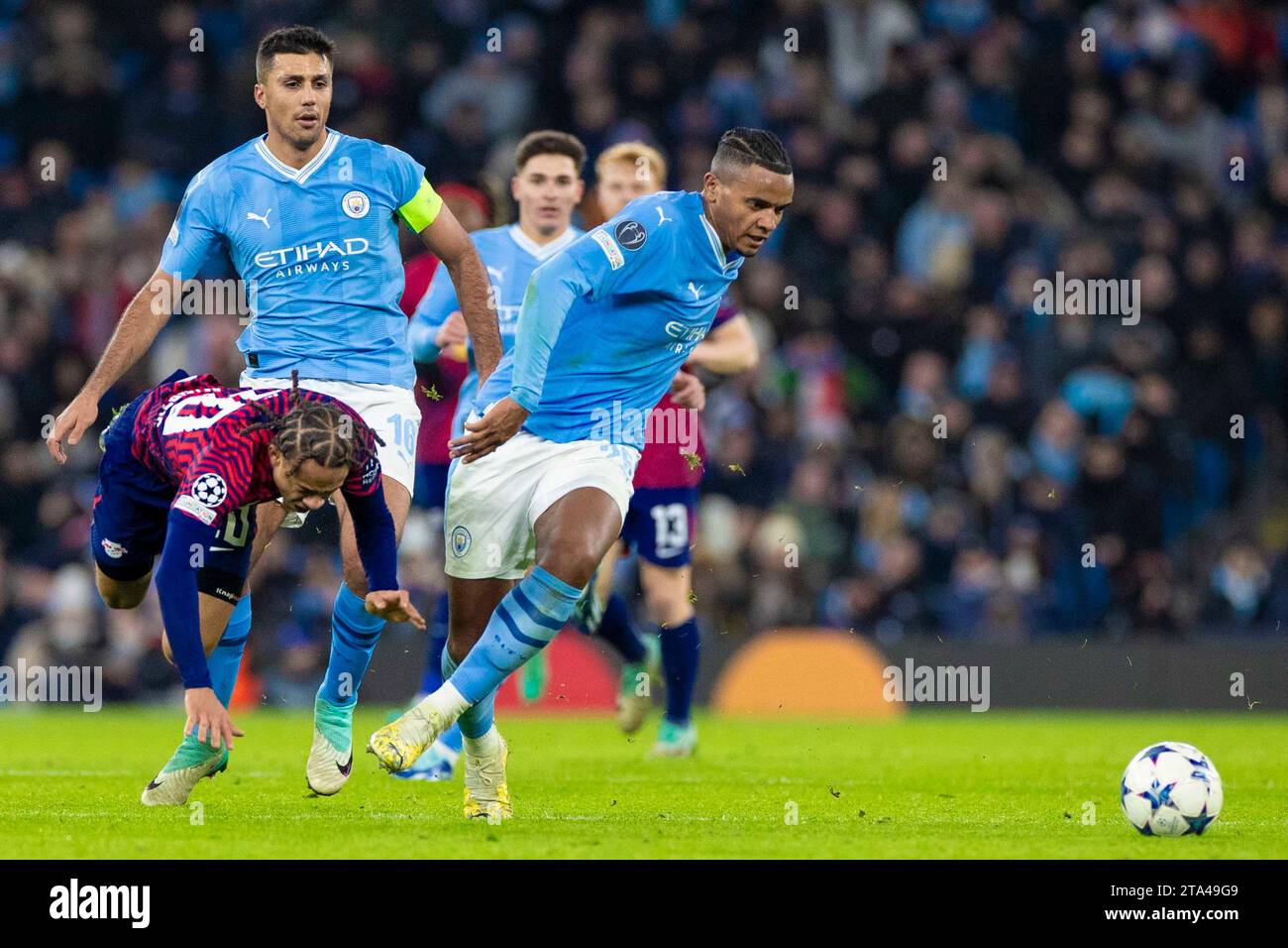 Manuel Akanji #25 di Manchester City in azione durante la partita di UEFA Champions League, gruppo G tra Manchester City e RB Leipzig all'Etihad Stadium di Manchester martedì 28 novembre 2023. (Foto: Mike Morese | mi News) crediti: MI News & Sport /Alamy Live News Foto Stock