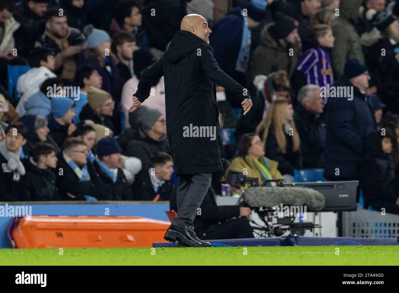 Il manager del Manchester City Pep Guardiola gesticolerà durante la partita di UEFA Champions League, gruppo G tra Manchester City e RB Leipzig all'Etihad Stadium di Manchester martedì 28 novembre 2023. (Foto: Mike Morese | mi News) crediti: MI News & Sport /Alamy Live News Foto Stock