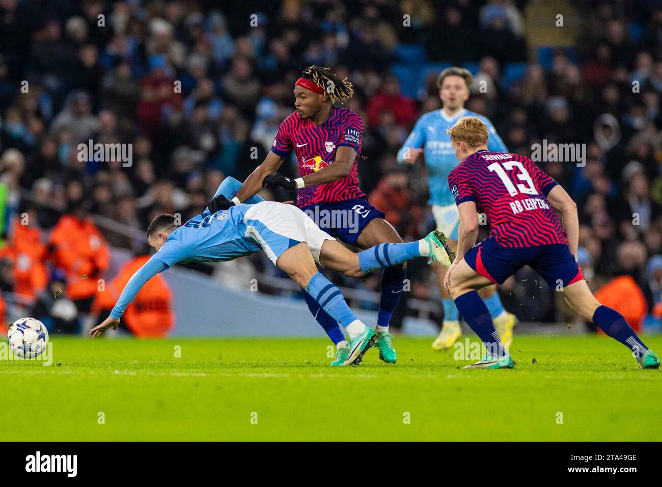 Phil Foden #47 del Manchester City è stato colpito durante la UEFA Champions League, il gruppo G partita tra Manchester City e RB Leipzig all'Etihad Stadium di Manchester martedì 28 novembre 2023. (Foto: Mike Morese | mi News) crediti: MI News & Sport /Alamy Live News Foto Stock
