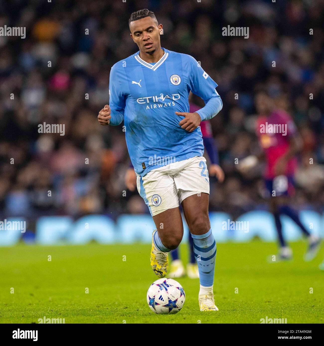 Manuel Akanji #25 di Manchester City in azione durante la partita di UEFA Champions League, gruppo G tra Manchester City e RB Leipzig all'Etihad Stadium di Manchester martedì 28 novembre 2023. (Foto: Mike Morese | mi News) crediti: MI News & Sport /Alamy Live News Foto Stock