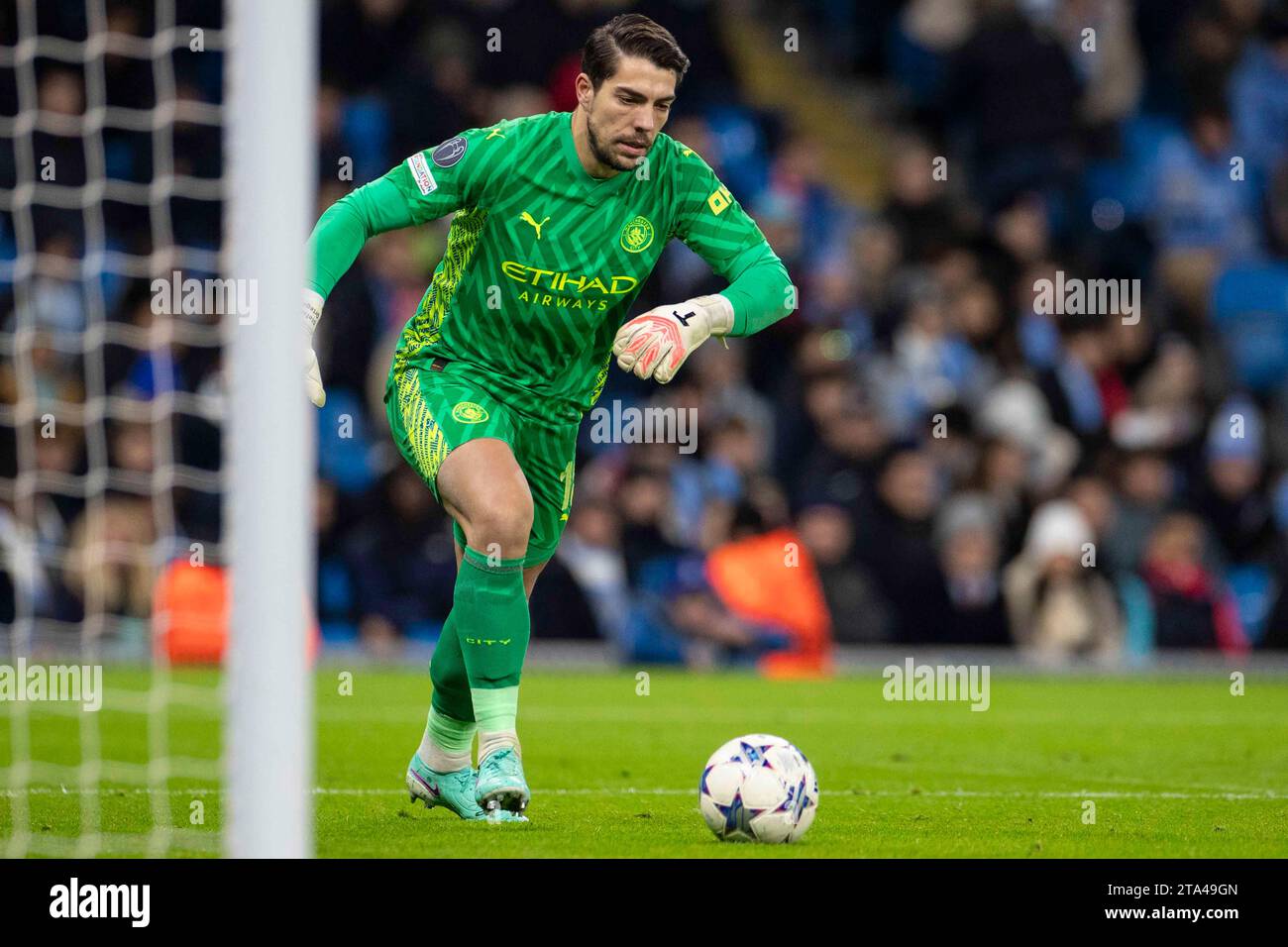 Stefan Ortega #18 (GK) di Manchester City durante la UEFA Champions League, gruppo G partita tra Manchester City e RB Lipsia all'Etihad Stadium di Manchester martedì 28 novembre 2023. (Foto: Mike Morese | mi News) crediti: MI News & Sport /Alamy Live News Foto Stock