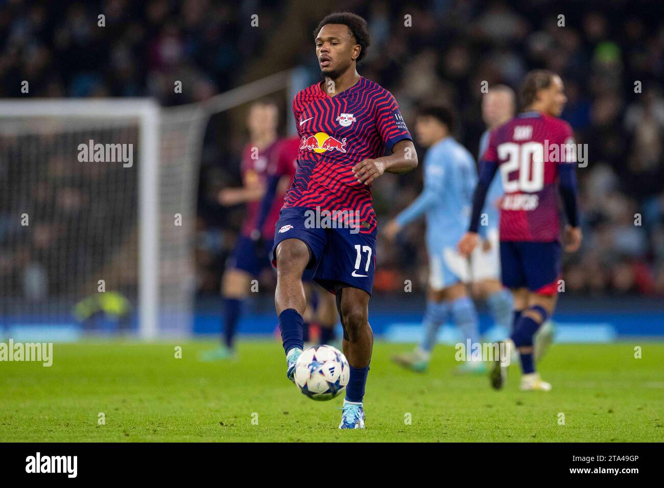 Lois Openda #17 del RB Leipzig durante la partita di UEFA Champions League, gruppo G tra Manchester City e RB Leipzig all'Etihad Stadium di Manchester martedì 28 novembre 2023. (Foto: Mike Morese | mi News) crediti: MI News & Sport /Alamy Live News Foto Stock