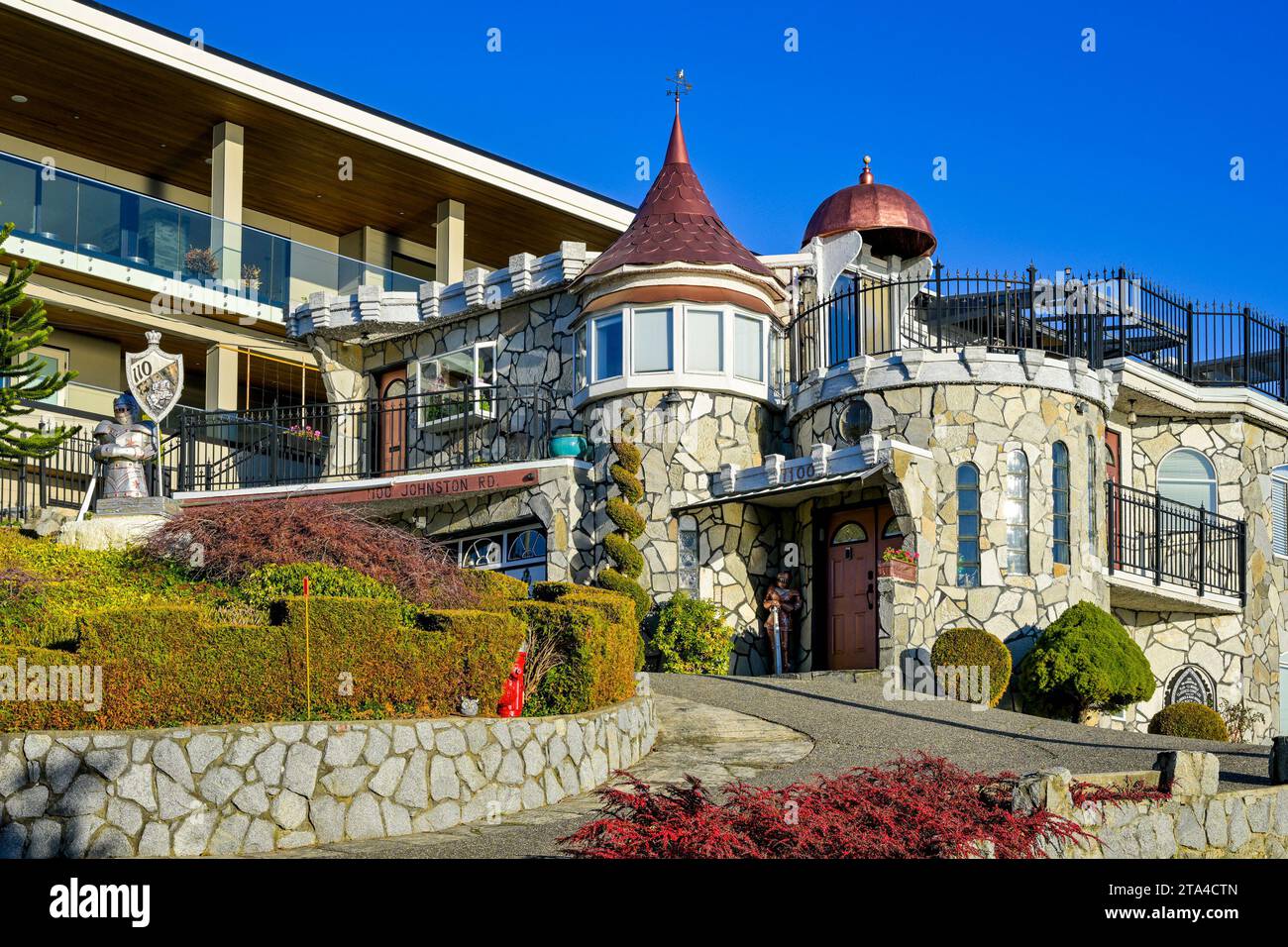 Rivestito di rame, come una casa, con cavaliere in armatura, White Rock, British Columbia, Canada Foto Stock