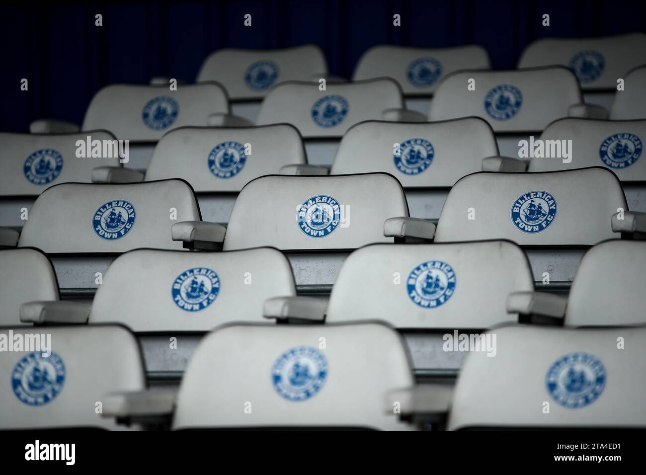 Posti a sedere nello stadio con il distintivo Billericay Town FC Foto Stock