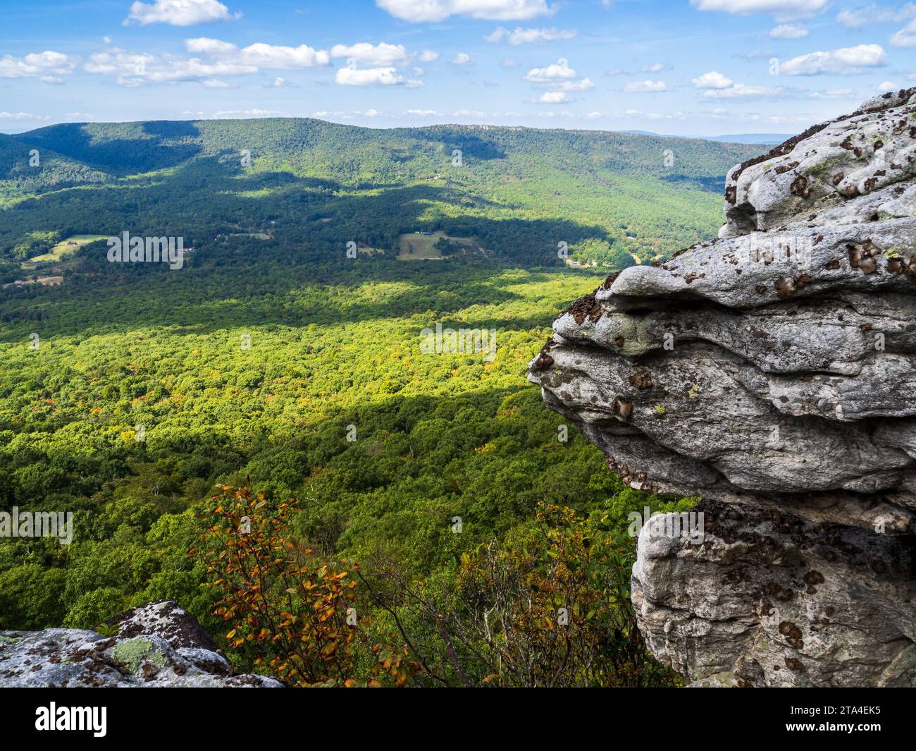 La bellezza selvaggia della natura selvaggia si rivela, mostrando montagne boscose sullo sfondo di rocce in primo piano lungo il Big Schloss V. Foto Stock