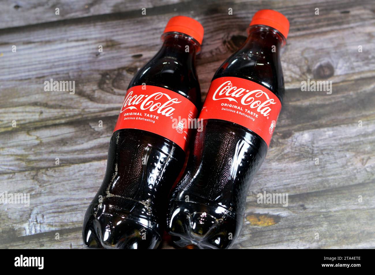 Cairo, Egitto, 4 novembre 2023: Coca-Cola, o Coke Plastic bottles, la Coca-Cola Company è una multinazionale americana fondata nel 1892 Foto Stock