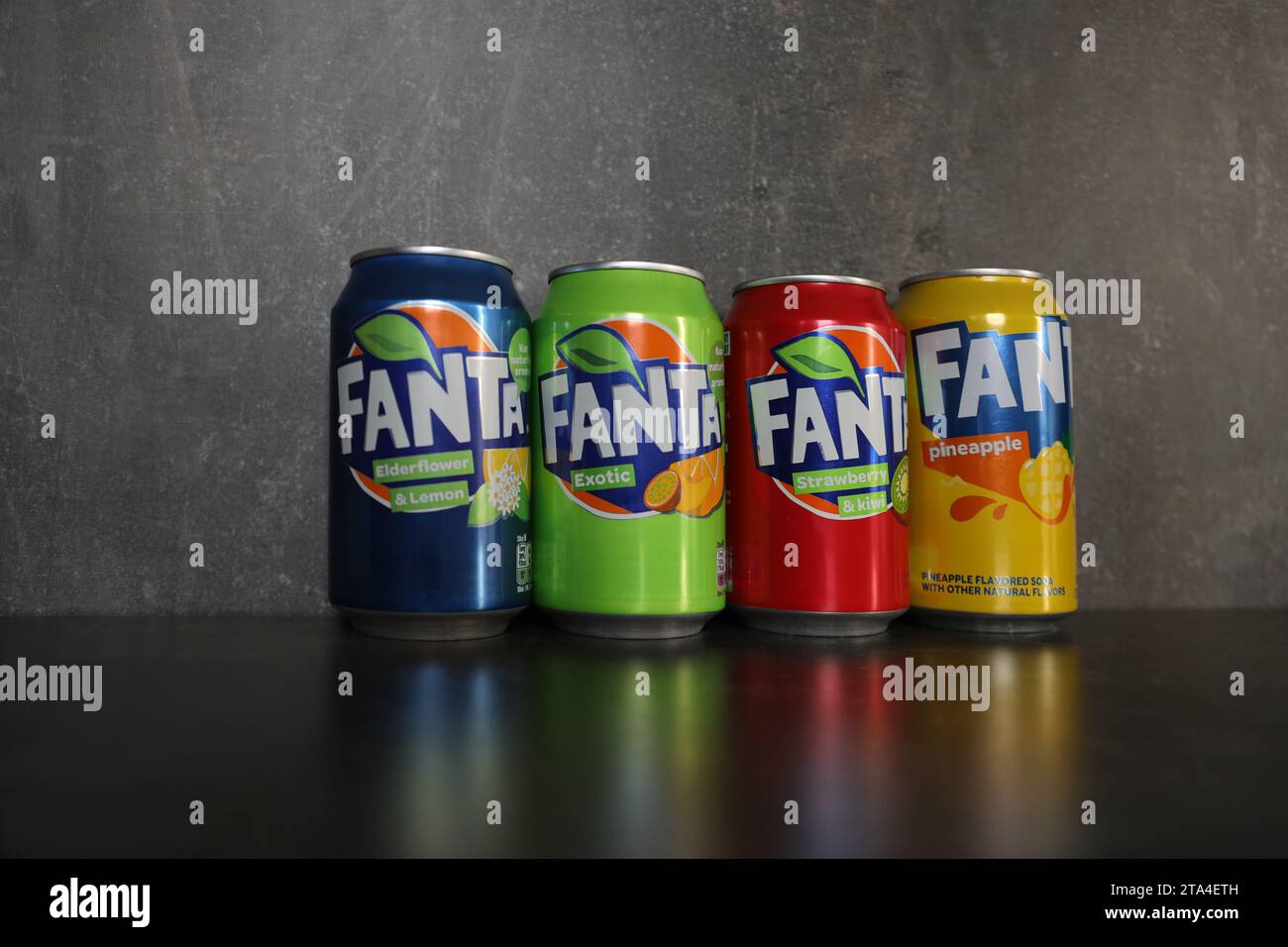 KIEV, UCRAINA - 4 MAGGIO 2023: Primo piano di lattine di latta di marca Fanta soft drink con vari sapori Foto Stock