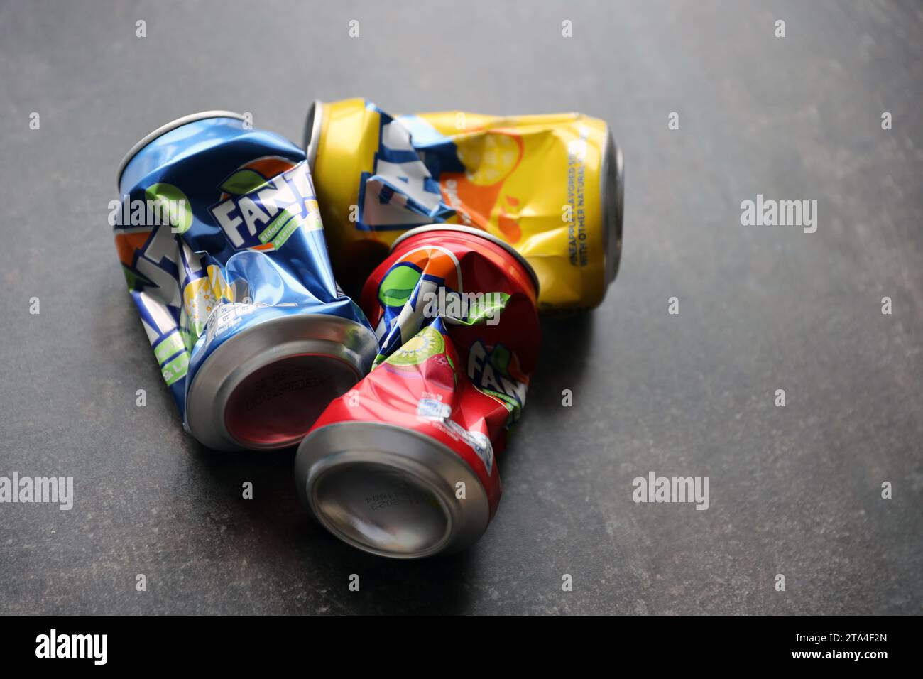 KIEV, UCRAINA - 4 MAGGIO 2023: Primo piano di lattine di latta crumpled di marca di bibite analcoliche Fanta con vari sapori Foto Stock